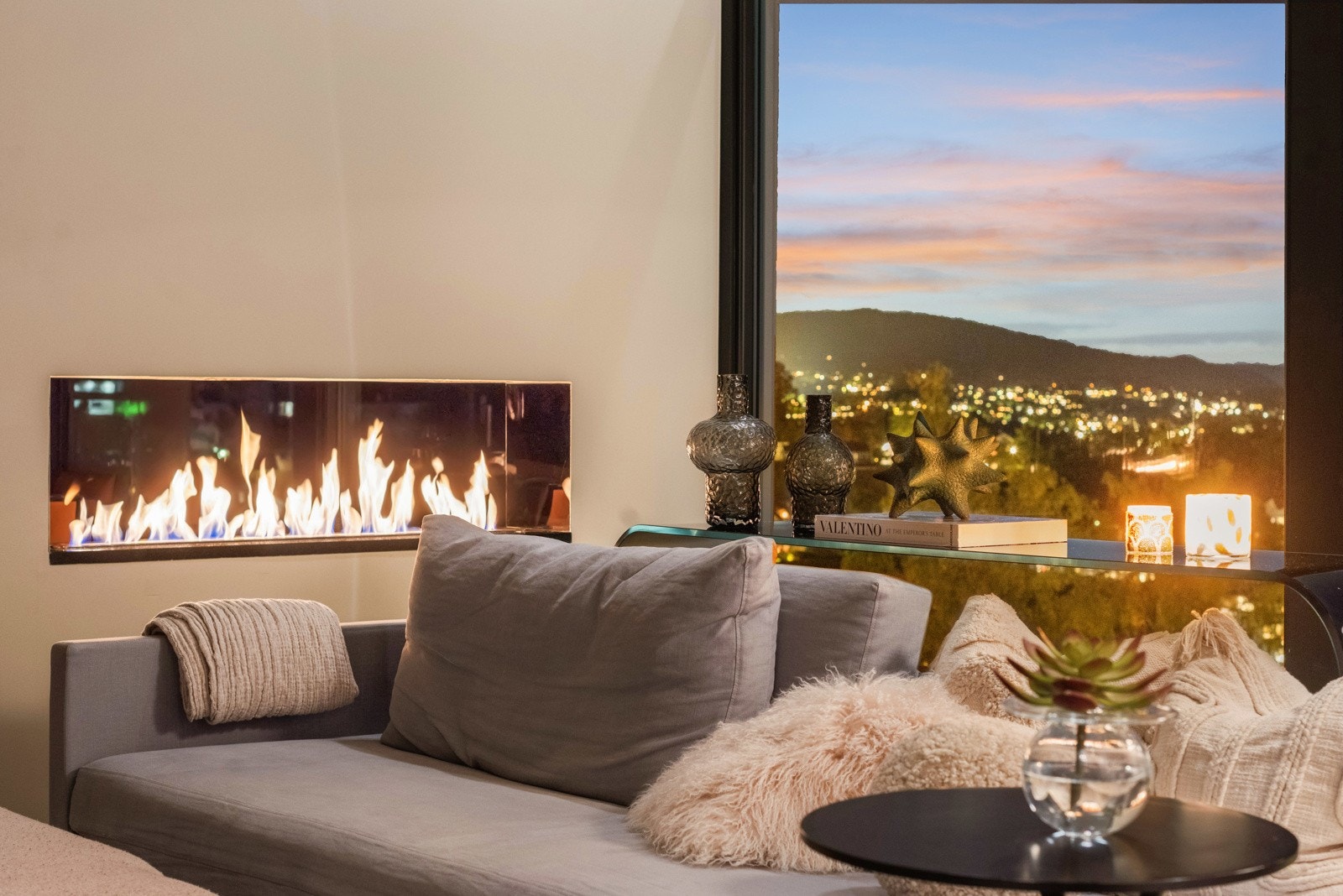 I veggen mellom stuen og spisestuen er det biopeis, en lekker detalj i boligen. Galleribilde