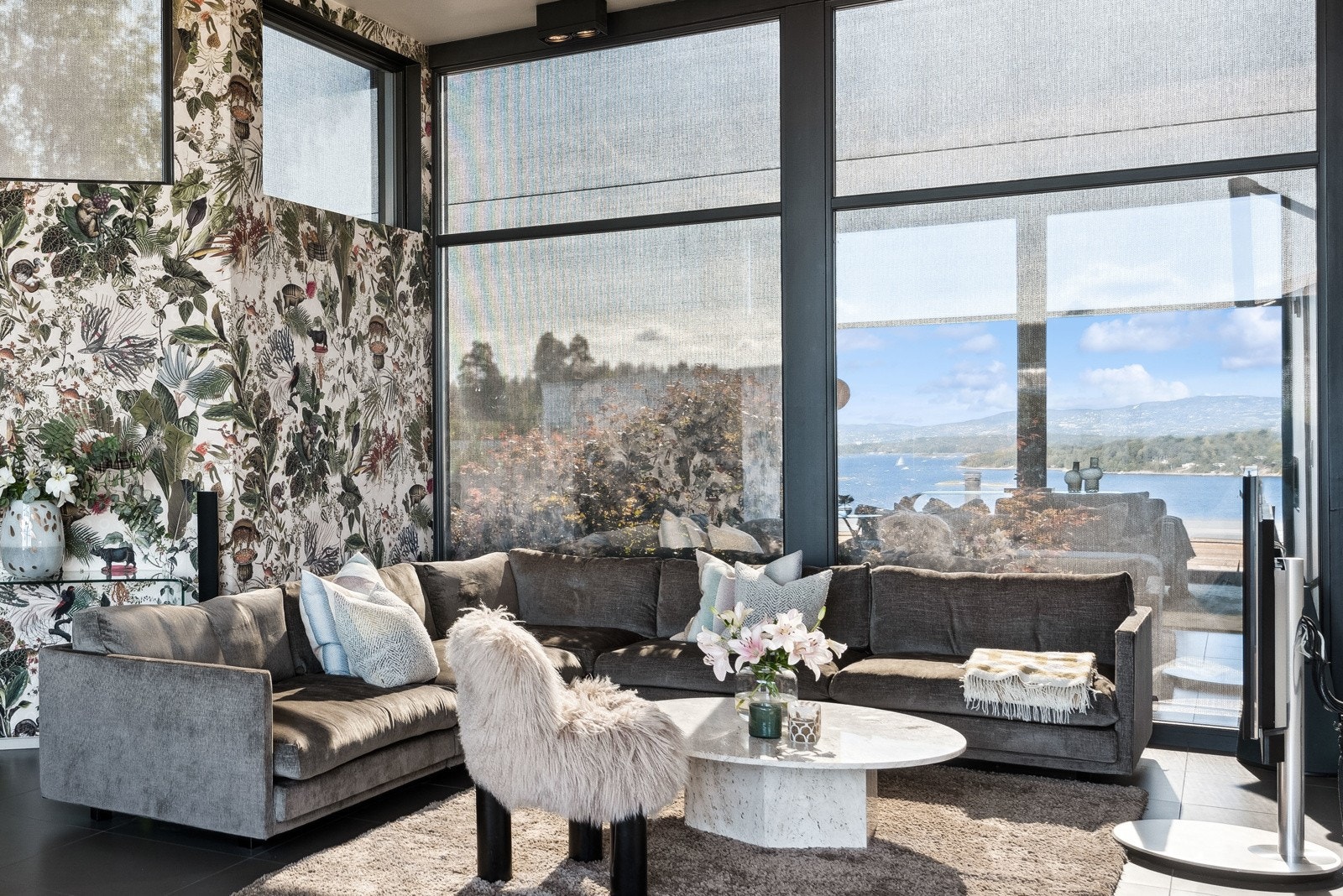 Det er screens på vinduene, blir solen for sterk er det bare å trykke på en knapp. Galleribilde