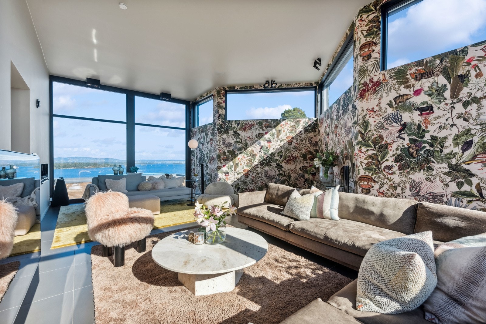 Det er vannbåren varme i hele boligen, slik at gulvene blir lune for små og store føtter. Galleribilde