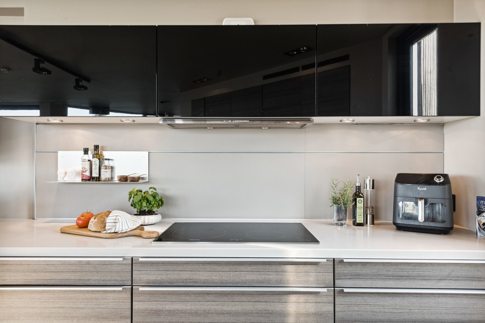 Hvitevarene er fra kvalitetsmerket Miele og er selvfølgelig integrerte. Her er det bred indukssjonstopp, stekeovn, kombi steke/dampovn, oppvaskmaskin og kjøl/frys. Alt ligger dermed til rette for matlaging til både hverdag og fest. Galleribilde