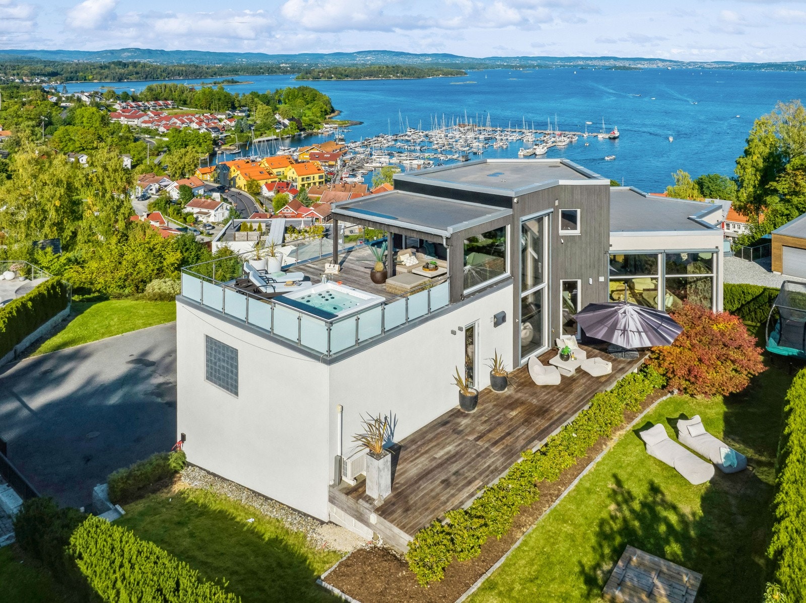 Boligen går over tre plan og er meget innholdsrik, her er det god plass til hele familien uten at man må gå oppå hverandre. Galleribilde