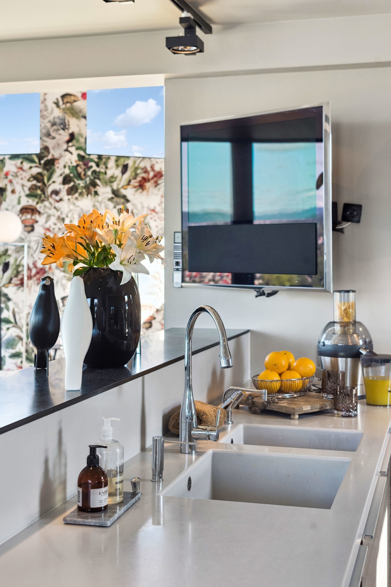 Med TV på kjøkkenet er det enkelt å la seg inspirere av matlagingsprogrammer. Galleribilde