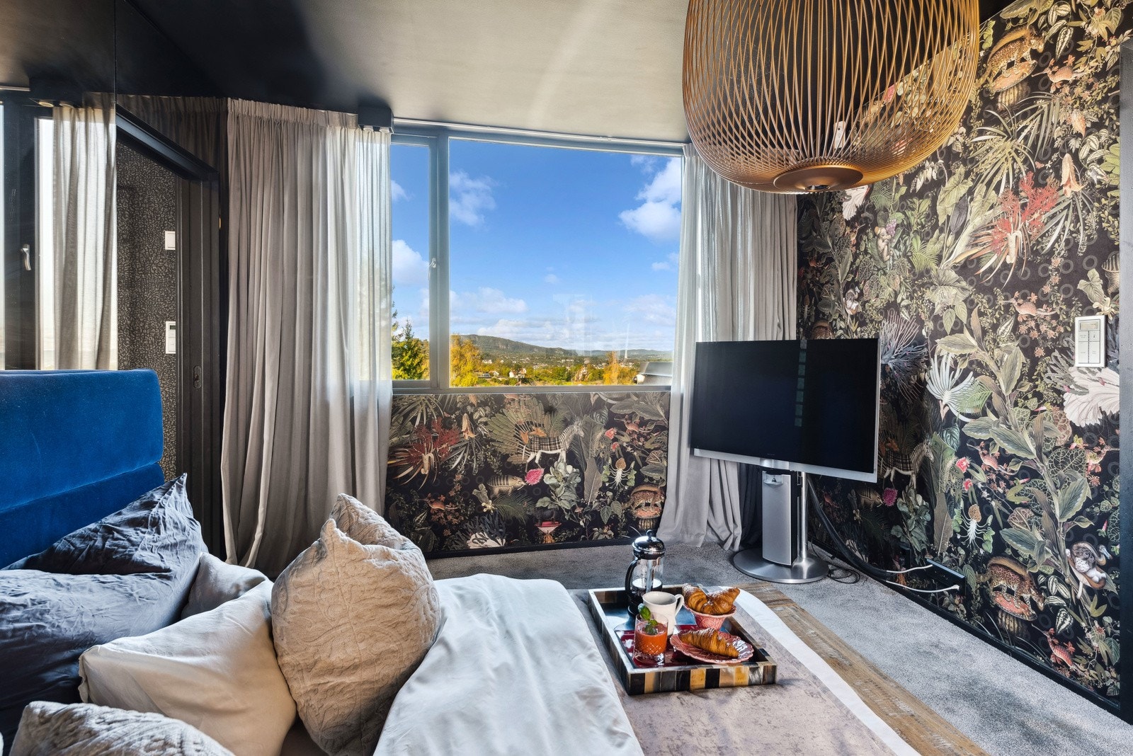 Hovedsoverommet ligger i hovedetasjen og blir som en hotellsuite med eget walk-in closet og bad. Hva med frokost på sengen og God Morgen Norge på skjermen? Det er en god start på dagen det! Galleribilde