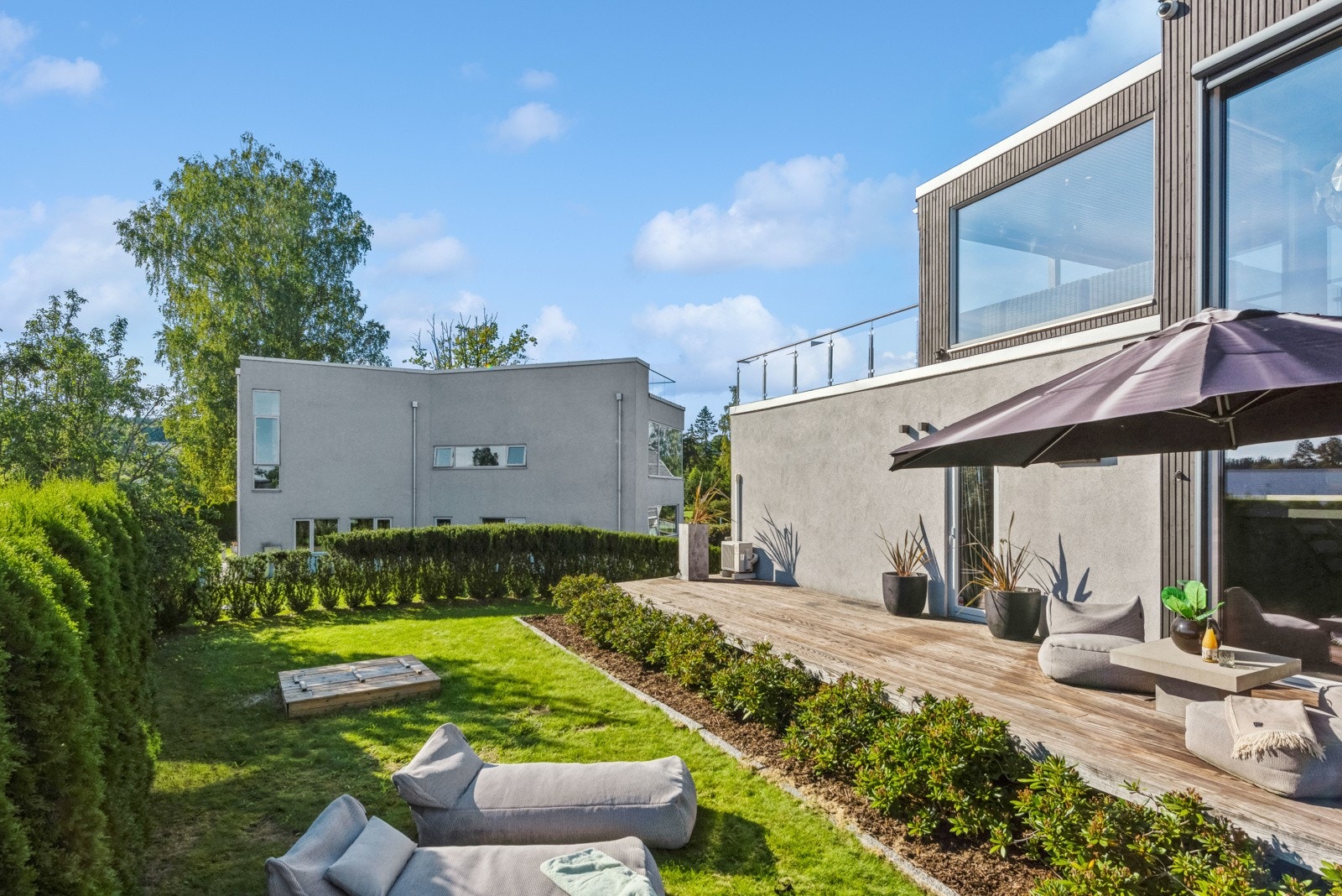 Nyt en kaffe i morgensolen eller formiddagssolen mens barna leker i hagen. Galleribilde