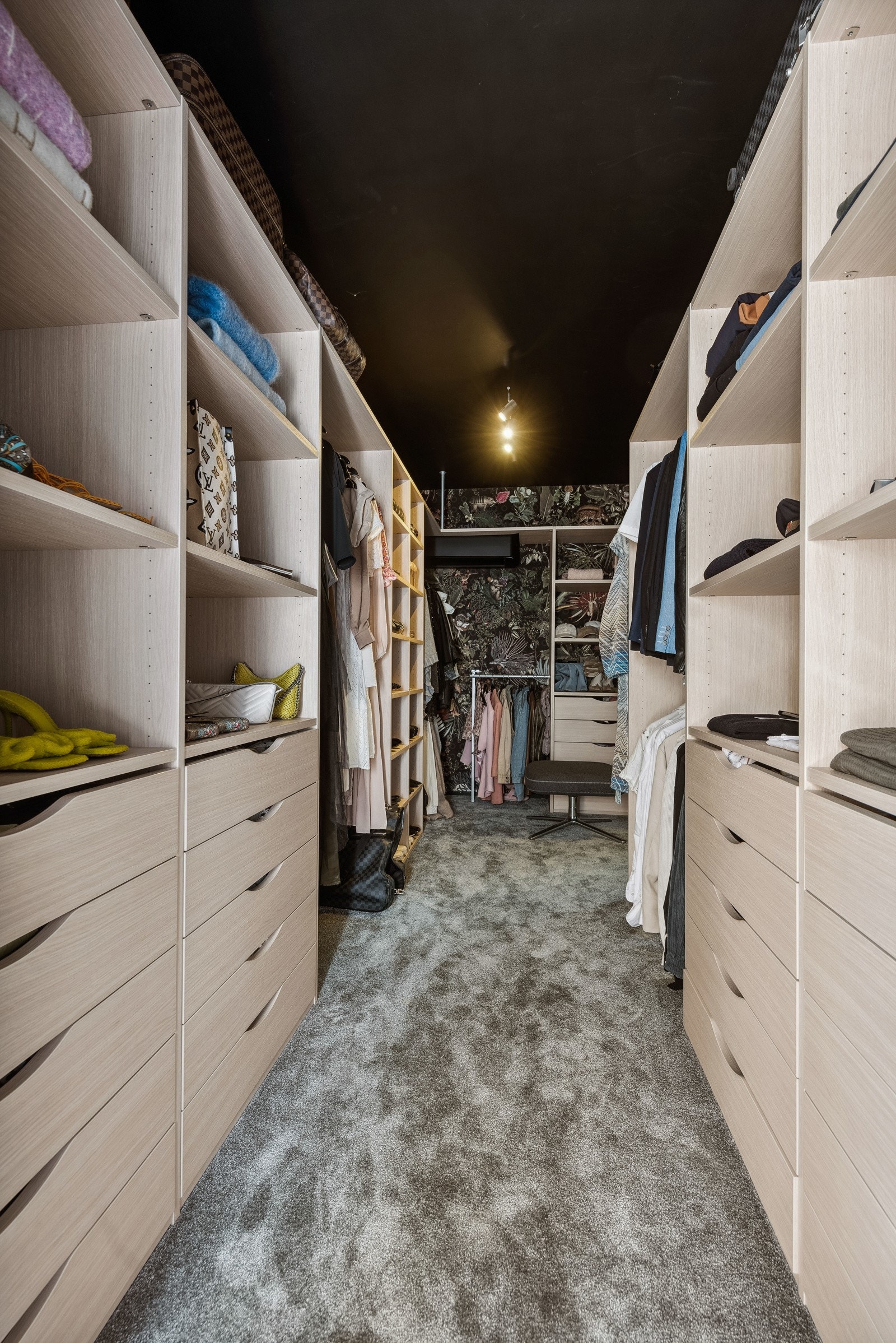 Her det massevis av plass til favorittkjolen, hverdagsgenserne og alt det andre man har. Det er varmepumpe her også. Galleribilde