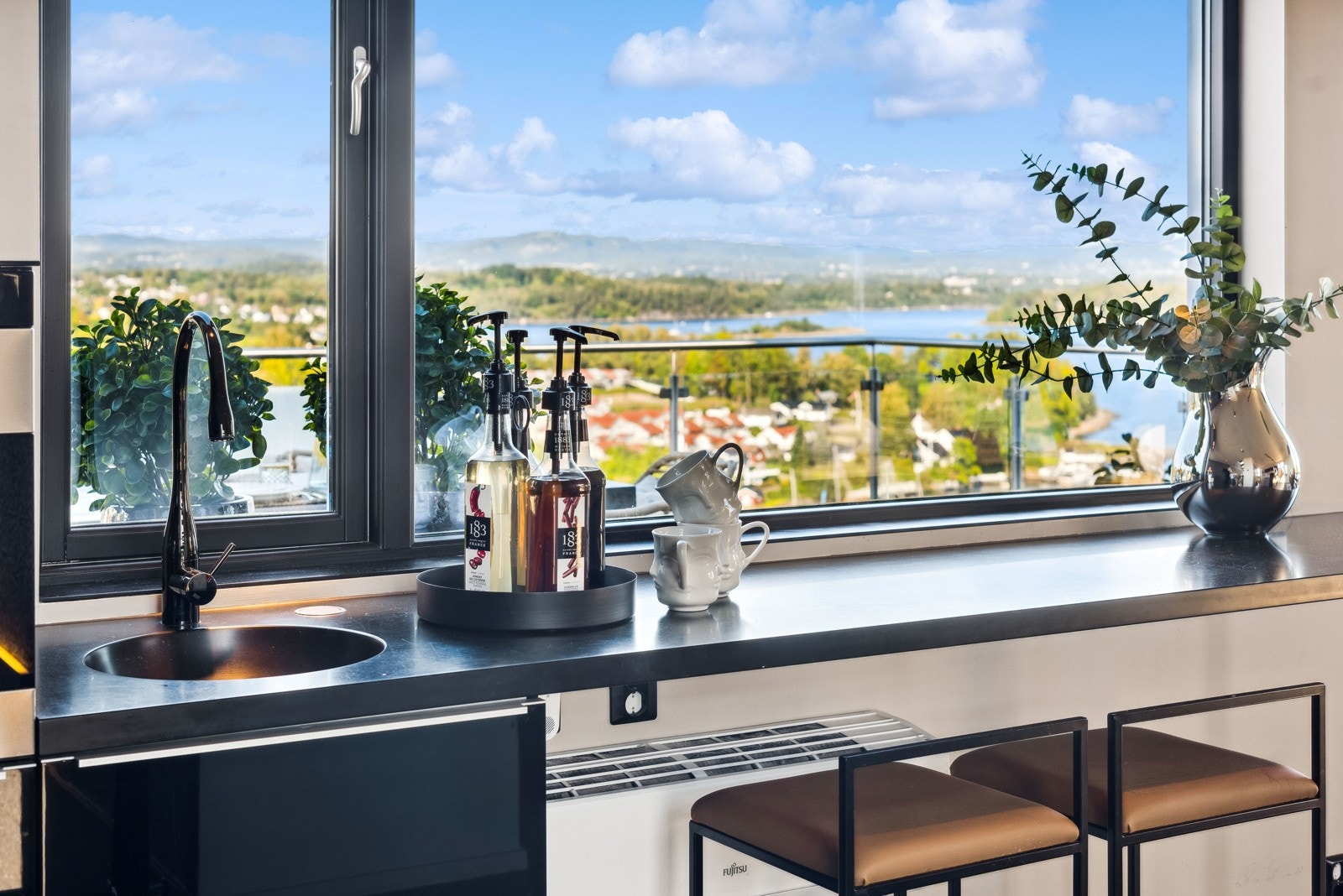 Kaffe med utsikt! Her er det også plassert en varmepumpe. Galleribilde