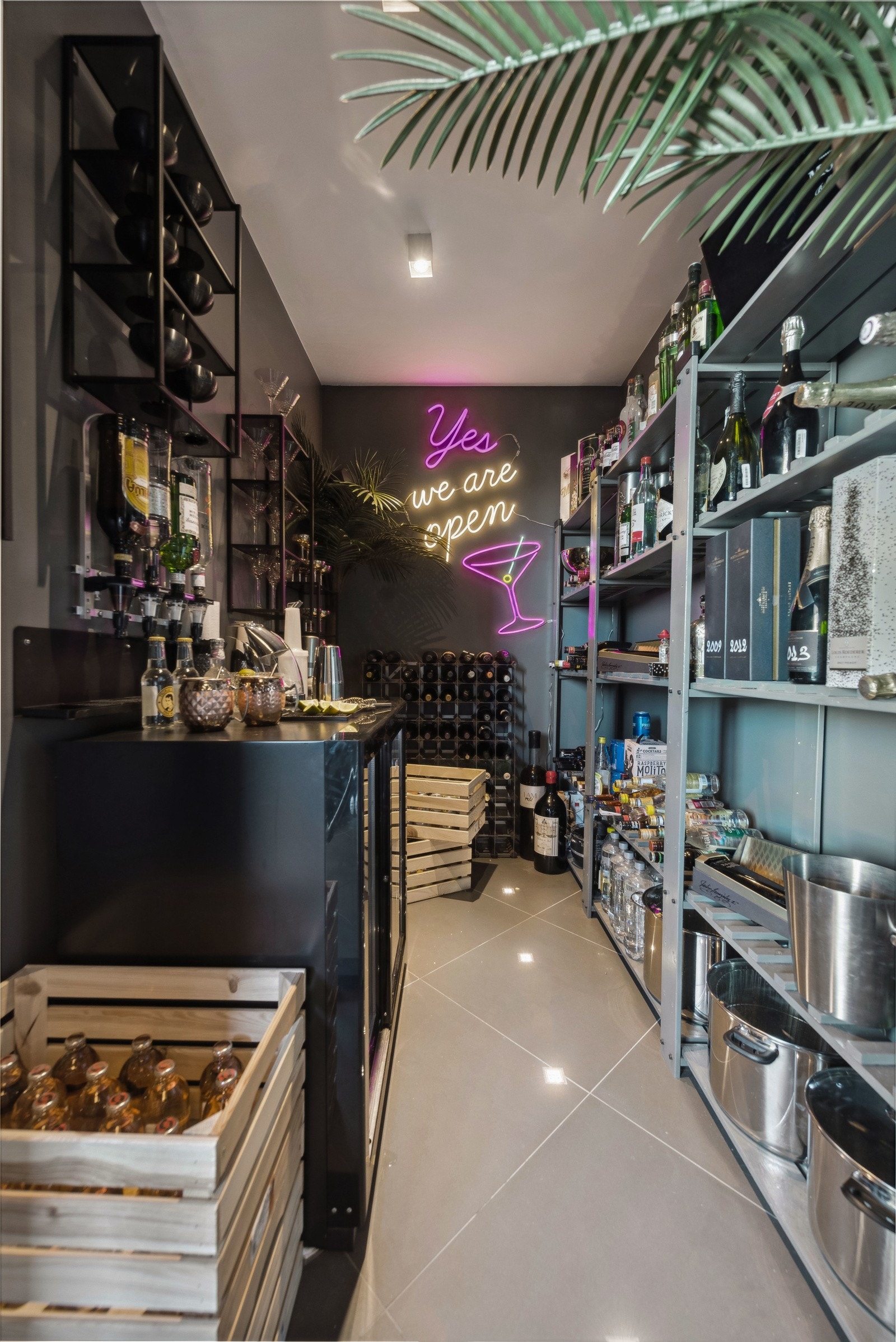 Yes we are open! I hovedetasjen er det også et lekkert vinrom med låsbar glassdør. Galleribilde