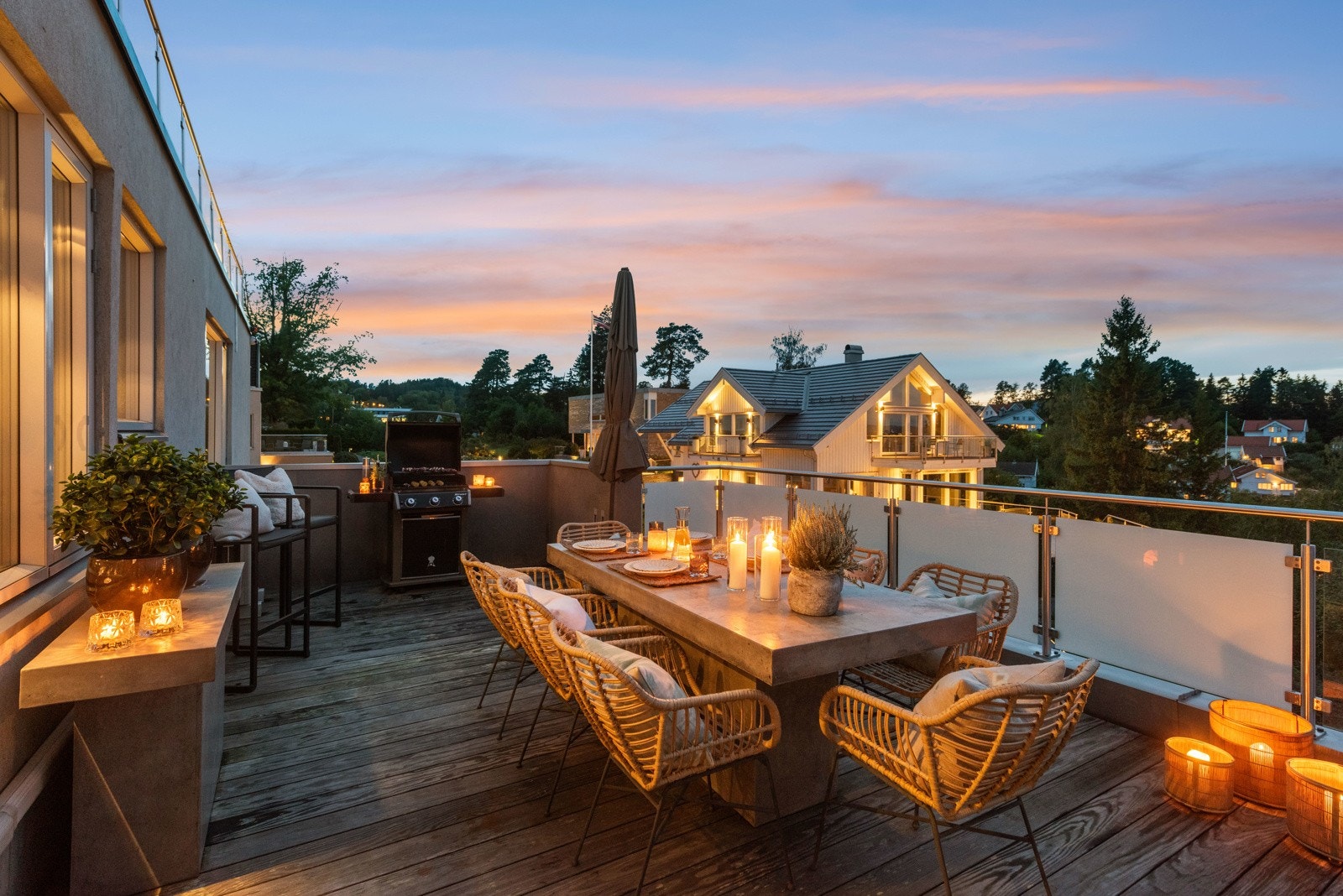 Her er det kveldssol og en perfekt ramme for middager utendørs i sommerhalvåret. Galleribilde