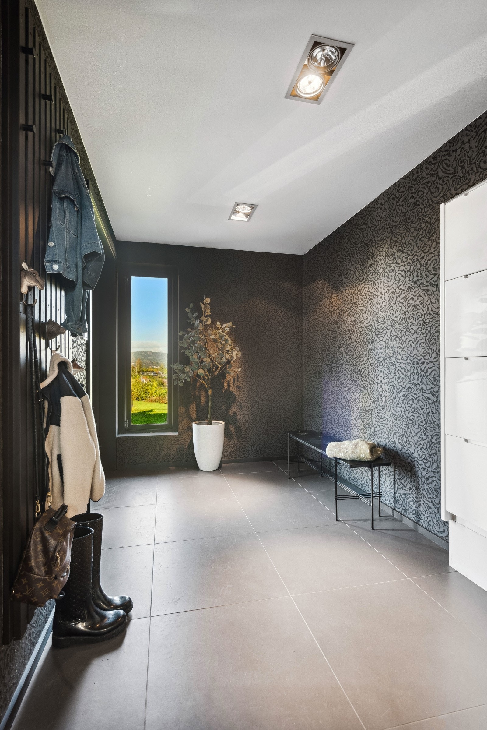 Entreen har god plass til å henge av seg ytterklær, sette fra seg sko og ta imot gjester. Galleribilde