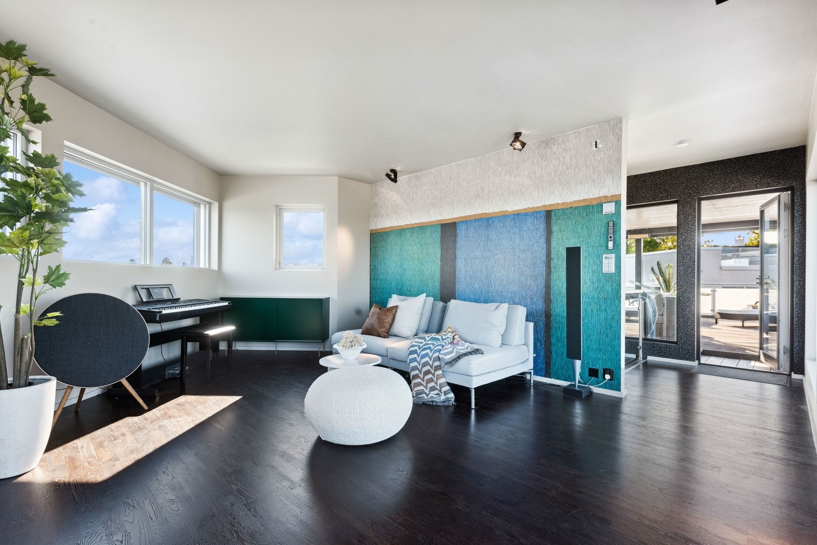 Dette er et rom med mange bruksmuligheter. Hjemmekontor, TV-stue, lekerom, mulighetene er mange! Galleribilde