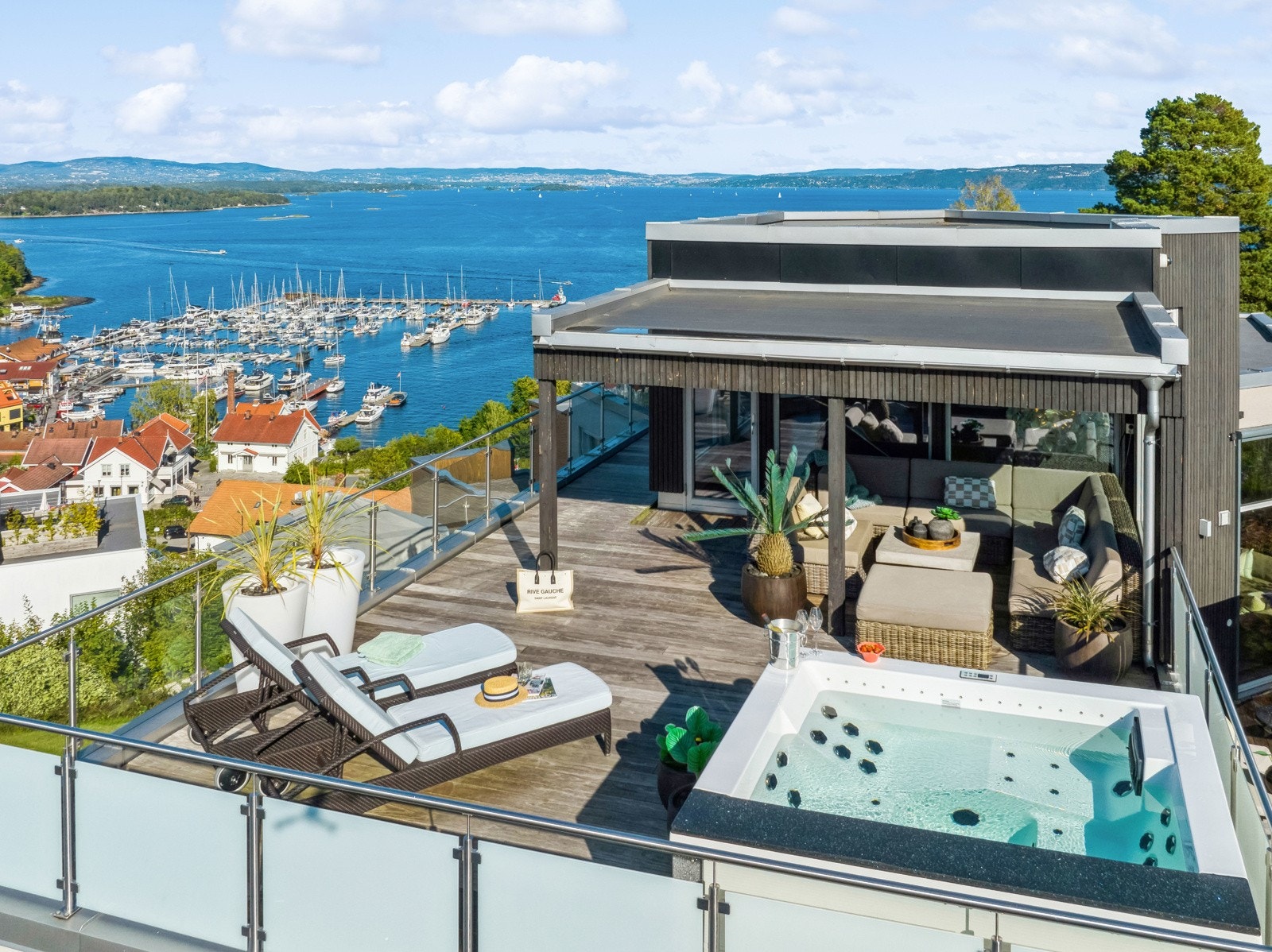 Her bor du på toppen av Vollen sentrum med panoramautsikt til fjorden samtidig som sentrum bare er en liten rusletur unna. Her i Vollenlia bor du så sjønært og idyllisk at du ikke trenger å reise bort for å få feriefølelsen. Galleribilde