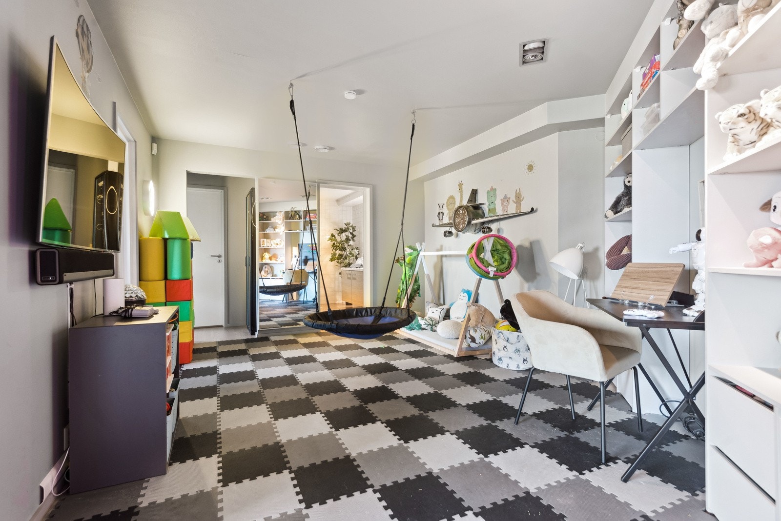 Her er det god plass til både lek og oppbevaring av lekene. Galleribilde