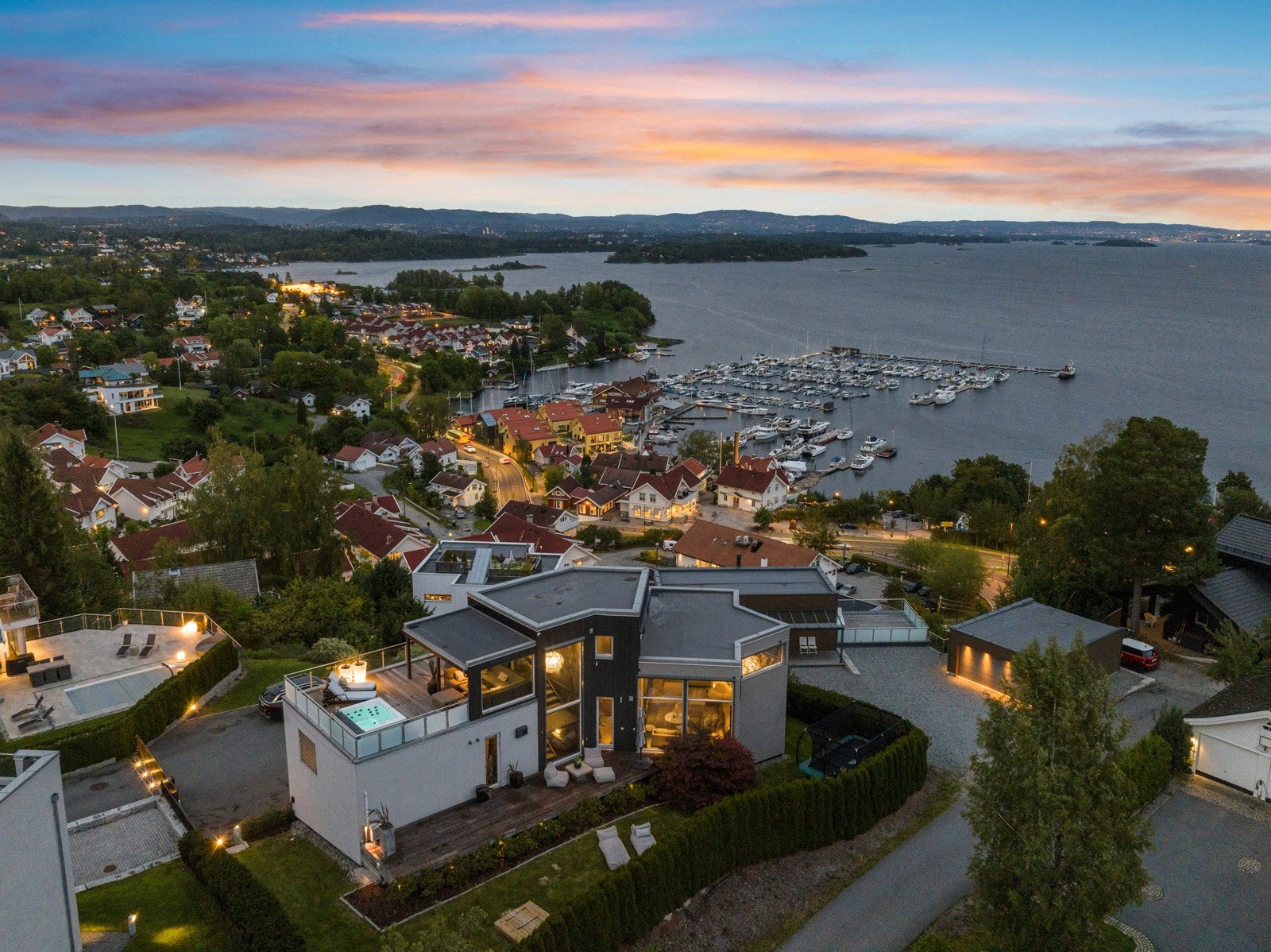 Boligen ligger helt usjenert innerst i blindvei med port med fjernkontroll inn på gårdsplassen. Legg merke til at det er lys i bakken ved porten. Galleribilde