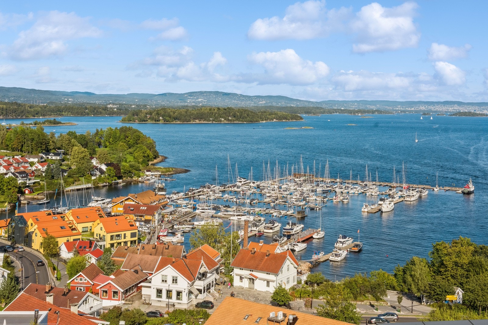 Om du ikke orker å lage middag en dag er det kort vei ned til Bukta Matbar på marinaen. Galleribilde