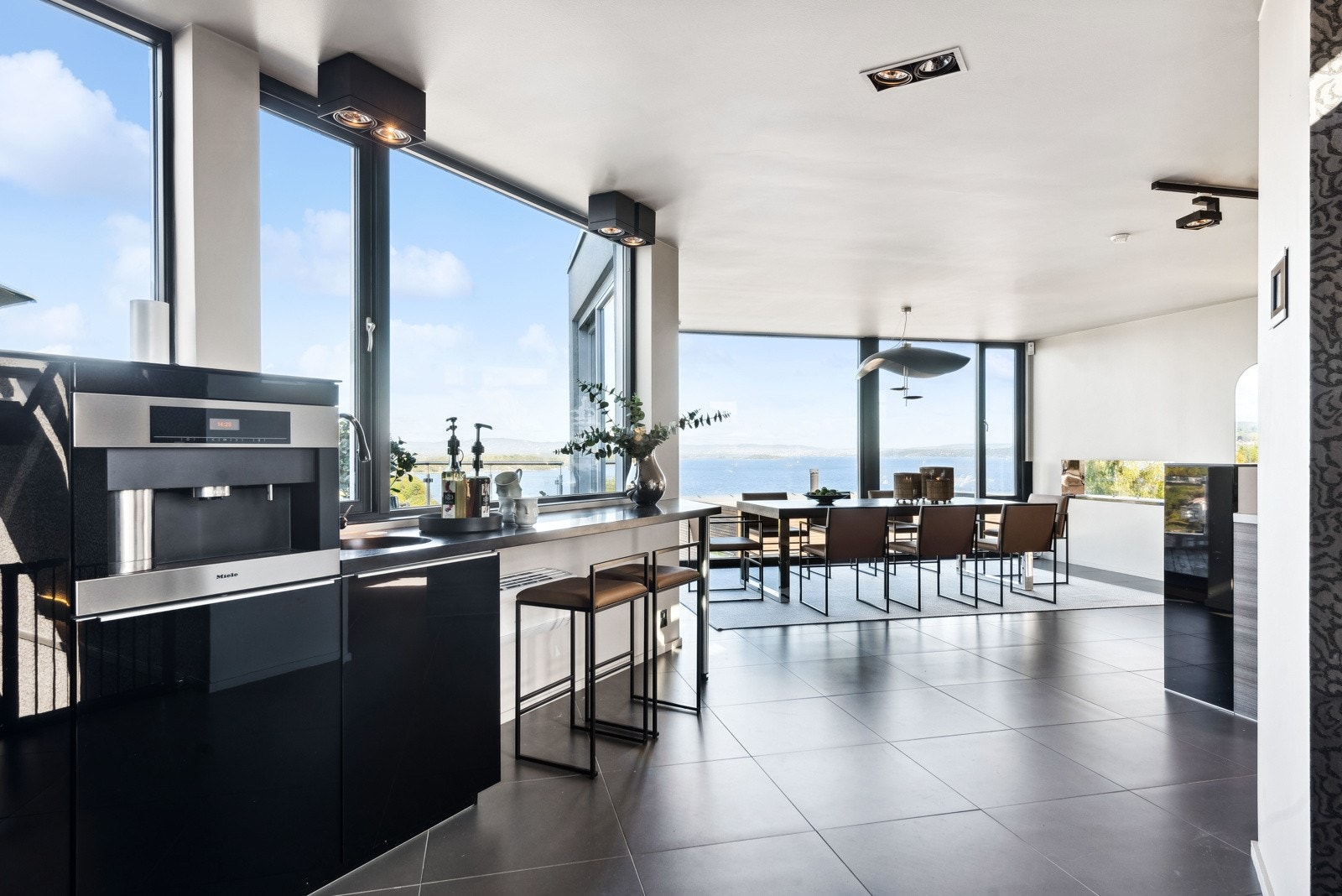 Ikke alle har egen kaffebar hjemme, men her i Vollenlia 20 får du det. Kaffemaskinen er integrert og er også fra Miele. Galleribilde