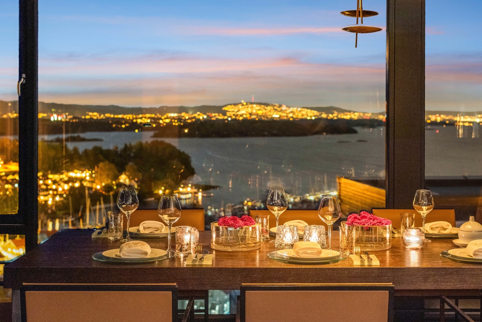 Utsikten kan nesten ta pusten fra en. Se for deg en bedre middag her på nyttårsaften mens rakettene lyser opp over Oslo. Galleribilde