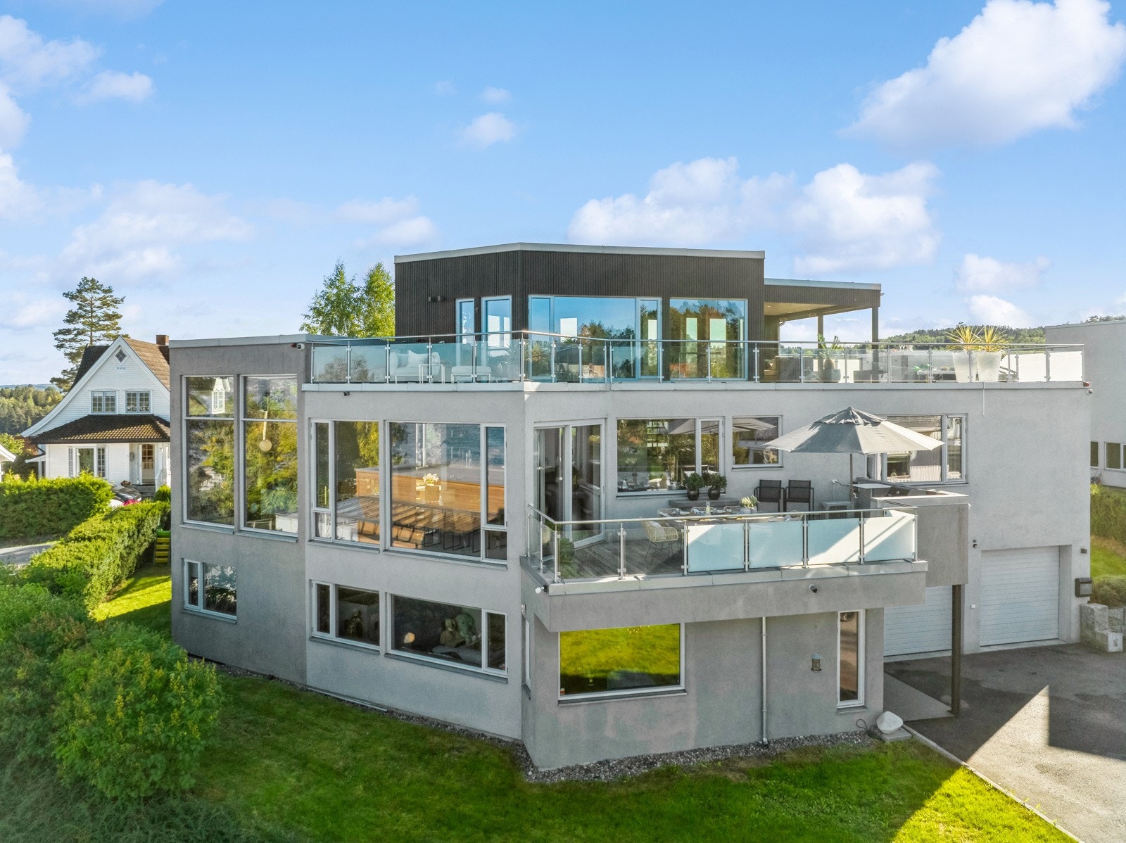 Boligen er bygget i 2010 og har høy standard, gjennomtenkte løsninger og ikke minst en fantastisk utsikt! Galleribilde