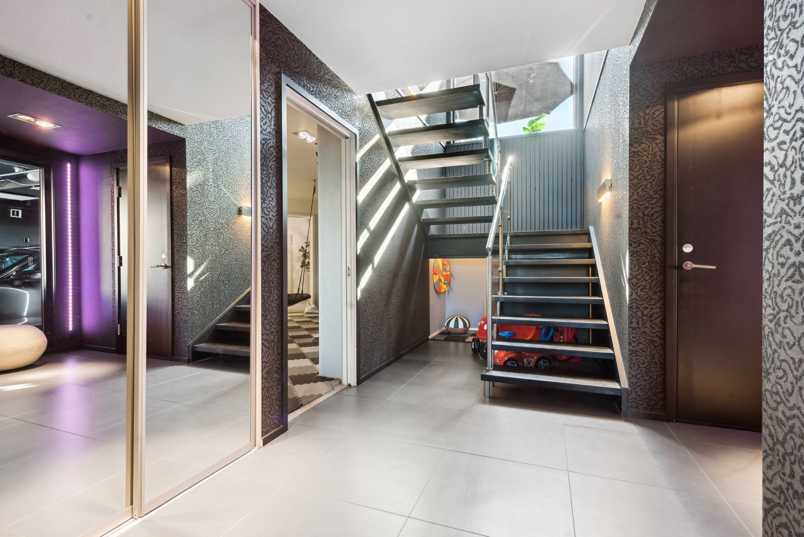 Her møter vi et romslig trapperom med skyvedørsgarderobe. Galleribilde