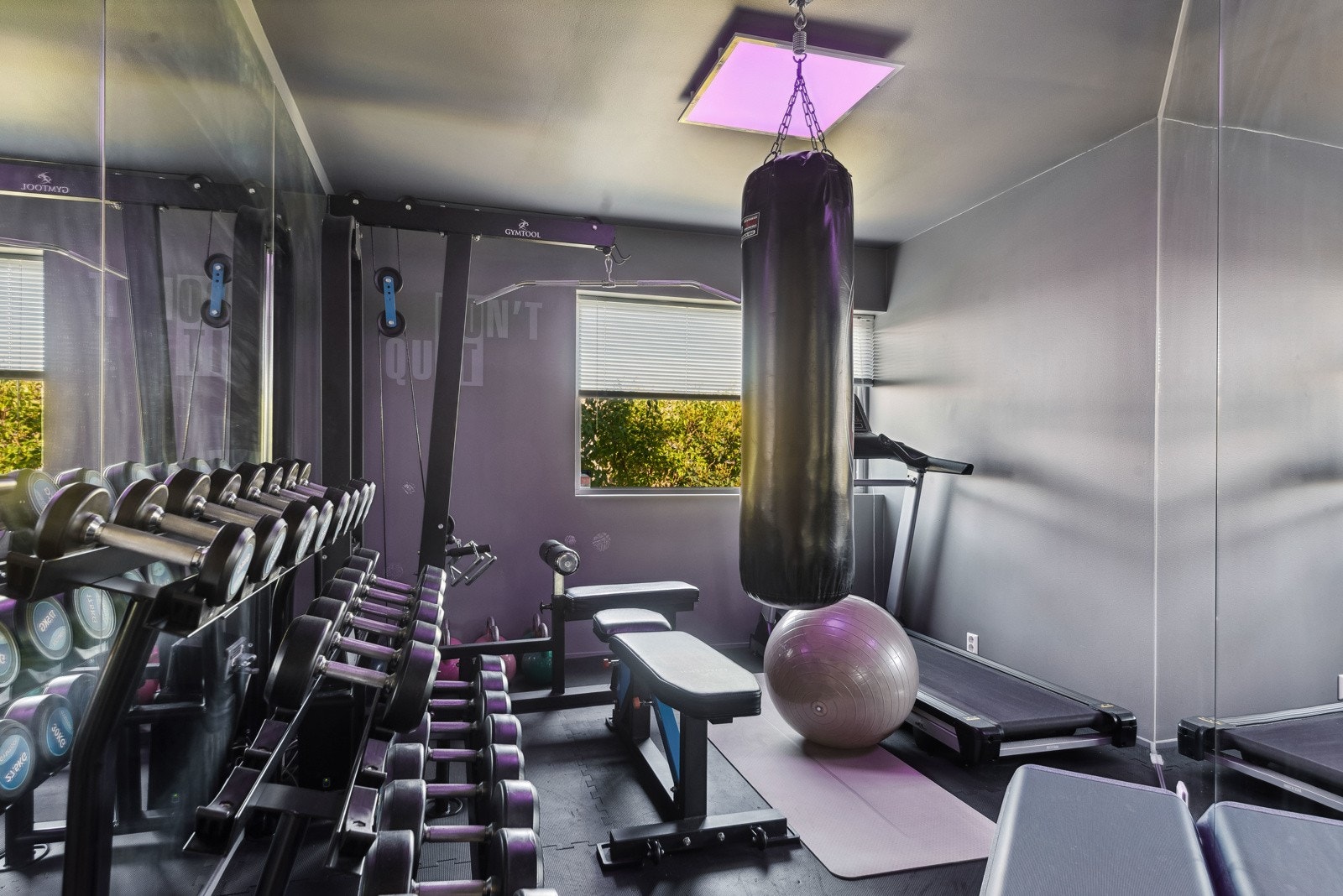 Det fjerde soverommet er innredet som treningsrom. Det er sjøgløtt fra tredemøllen. Galleribilde