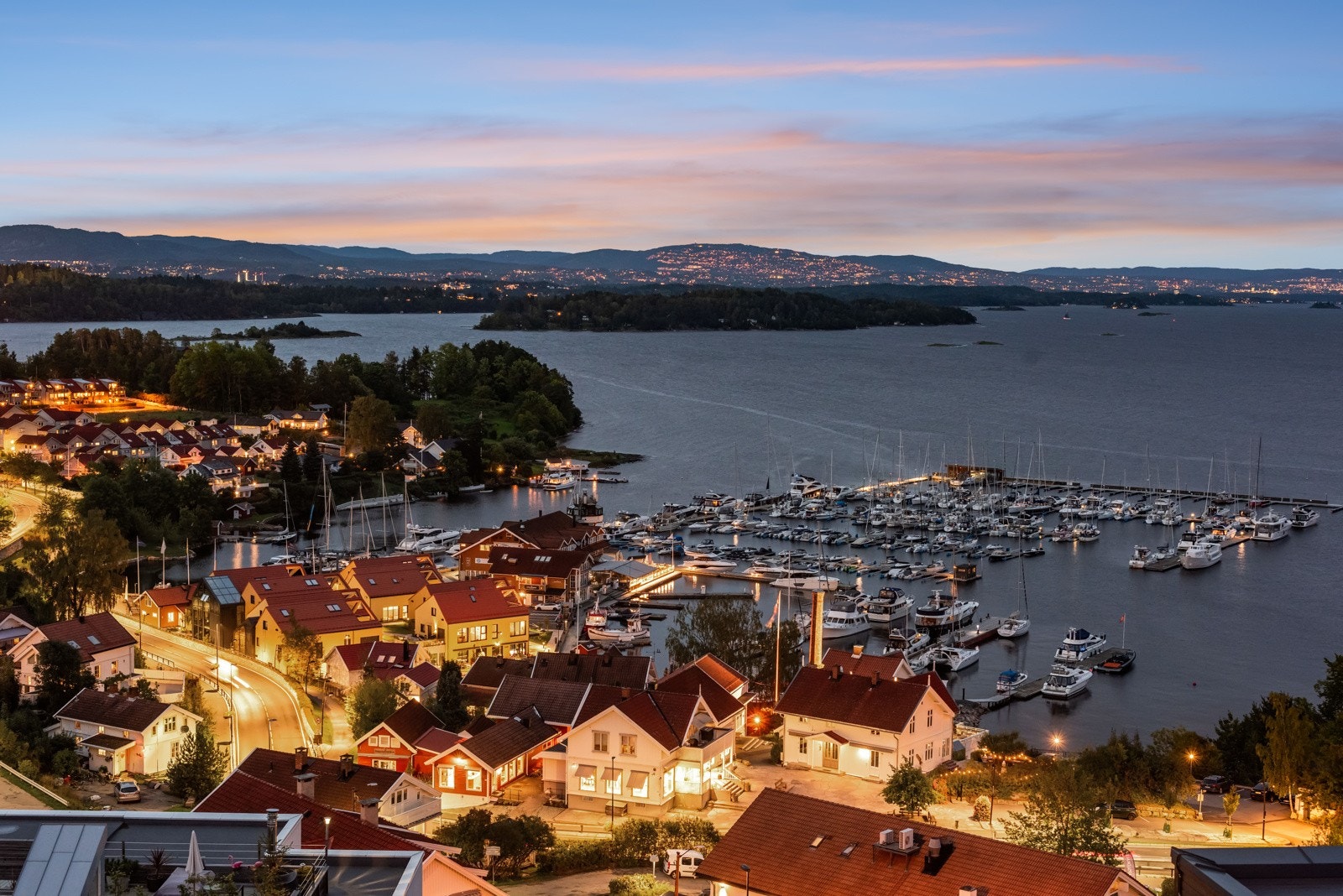 Utsikten blir som et levende bilde som endrer seg med vær og årstider. Galleribilde