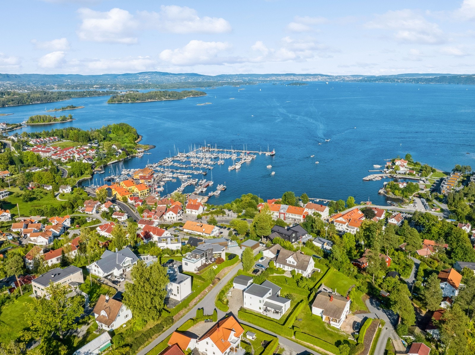 Morgendukkert eller kveldsbad? Det er kort vei til flere hyggelige brygger, strender og badesteder. Galleribilde