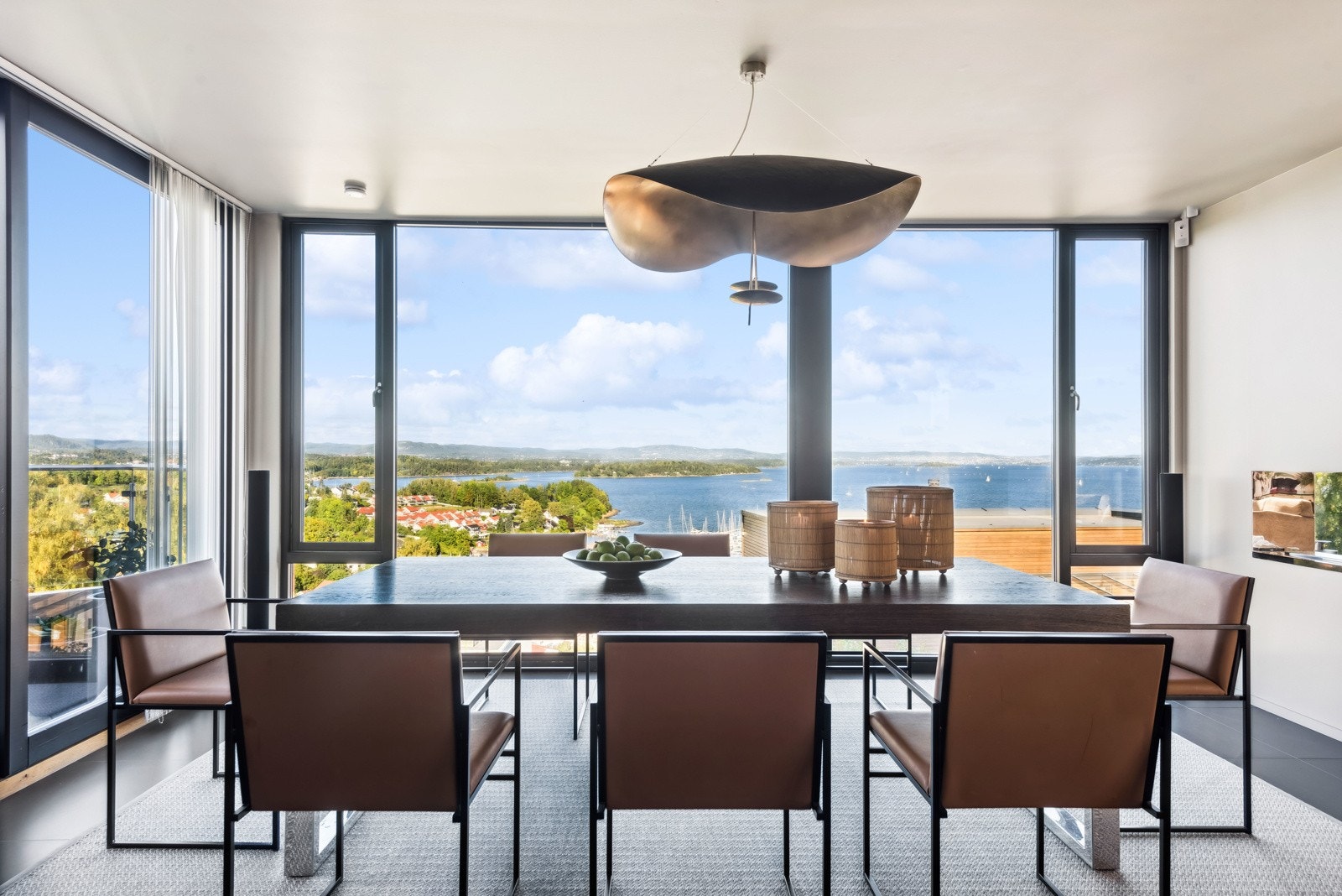 Det er plass til mange rundt spisebordet, perfekt for den som er glad i sosiale stunder med familie og venner. Galleribilde