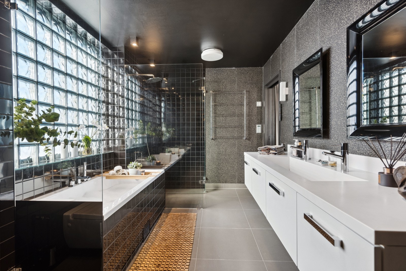 Badet som er tilknyttet hovedsoverommet har smakfulle farger og gir hotellfølelse. Galleribilde