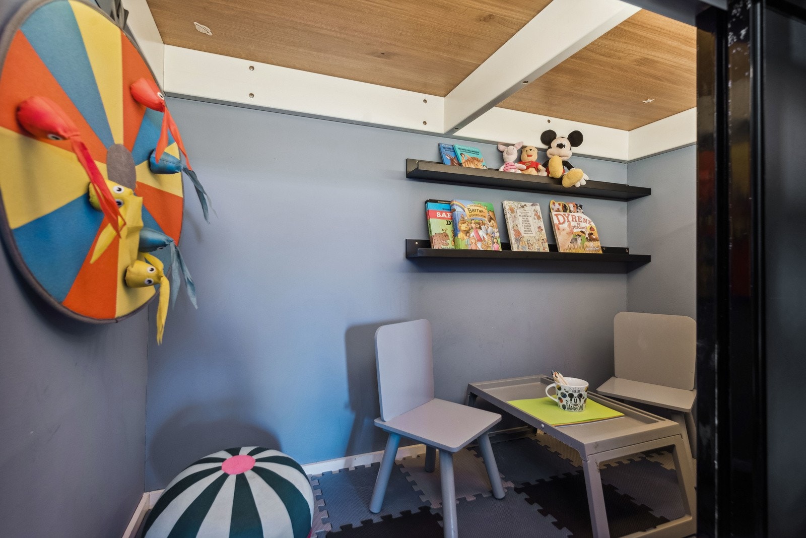 Under trappen har barna en egen liten hule. Plassen kan selvsagt også brukes til oppbevaring. Galleribilde