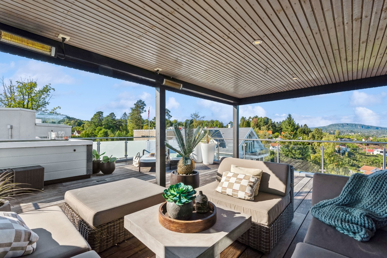 Med sen kveldssol og varmelamper kan denne overbygde delen av takterrassen brukes omtrent hele året. Galleribilde