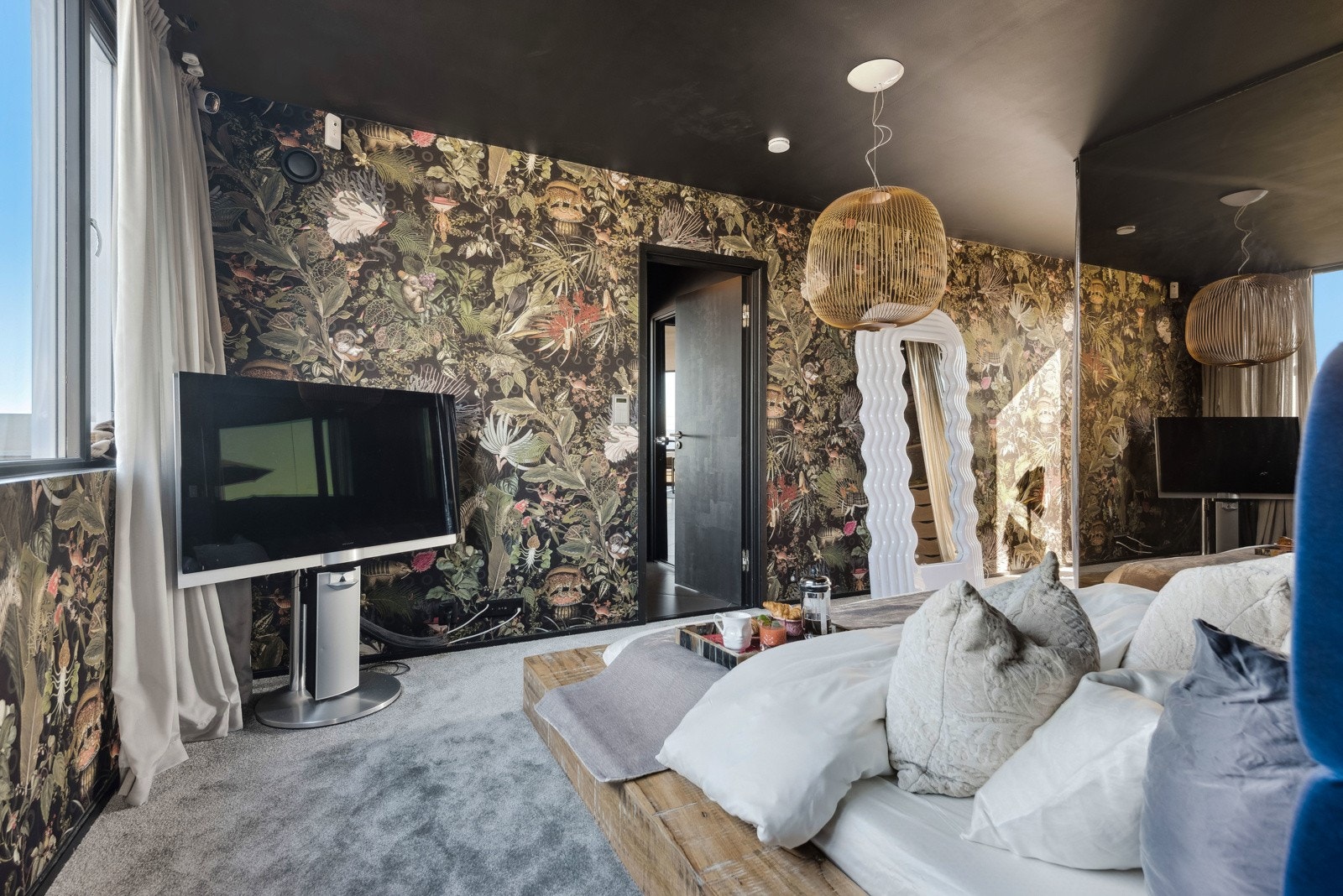 Teppe på gulvet gir en lun følelse og er meget behagelig å gå på. Galleribilde