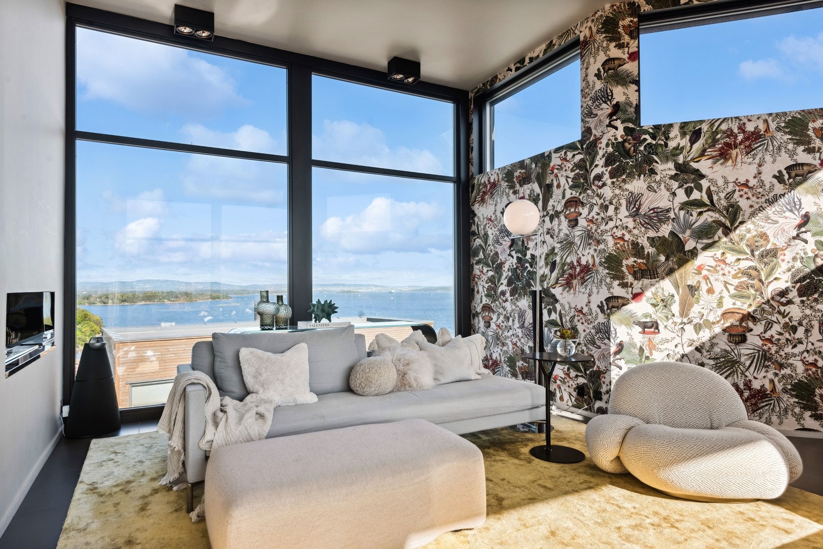 De sosiale sonene i hovedetasjen byr på generøs takhøyde og en utsikt de fleste bare kan drømme om! Galleribilde