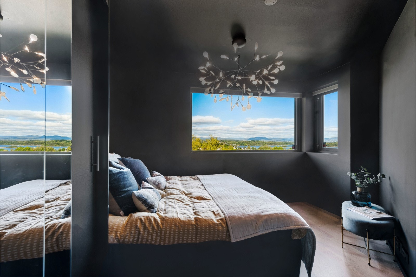 Det er hele fire soverom i underetasjen. Dette er innredet som gjesterom, men kan også være hovedsoverom om familien ønsker soverommene samlet i samme etasje. Galleribilde