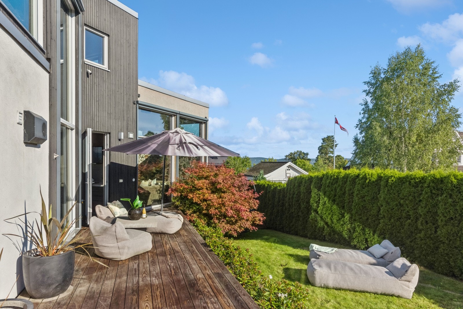 Fra kjøkkenet er det også utgang til en skjermet terrasse. Galleribilde