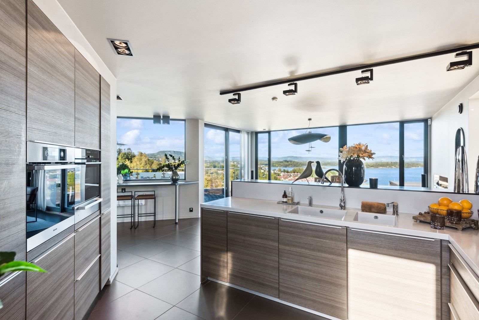 Benkeplaten er av corian, et materiale som egner seg godt for baking og annen matlaging. Galleribilde