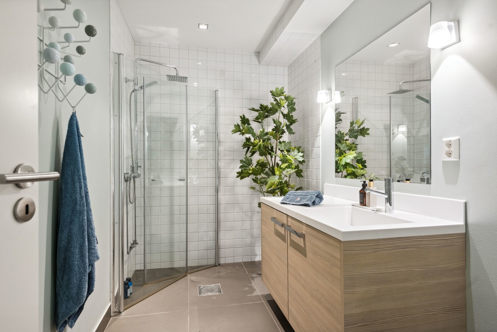 Badet som er tilknyttet soverommene i underetasjen er tidsriktig og innbydende. Galleribilde