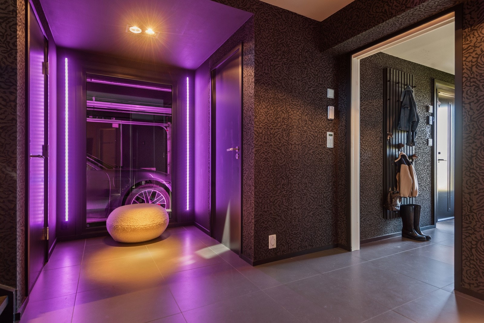 I trapperommet er det satt inn et vindu ut mot garasjen - en kul detalj for den som er glad i bilen sin. Galleribilde