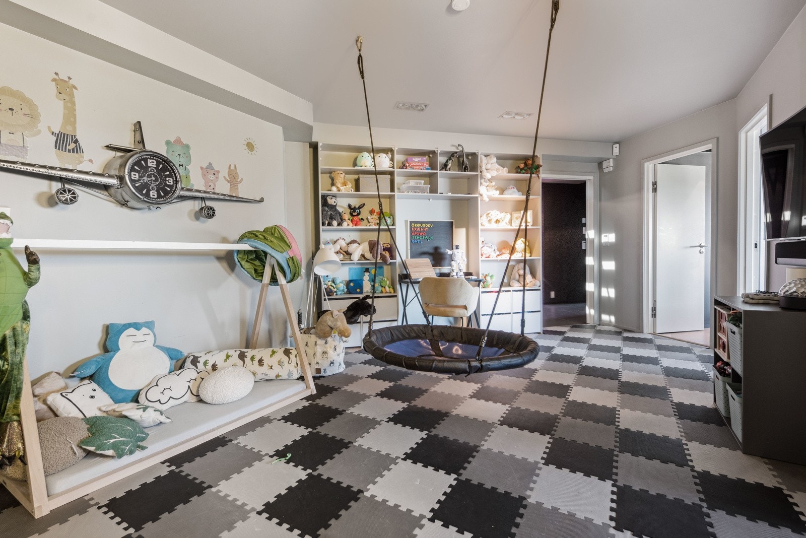 Barna får massevis av boltreplass på lekerommet. Galleribilde