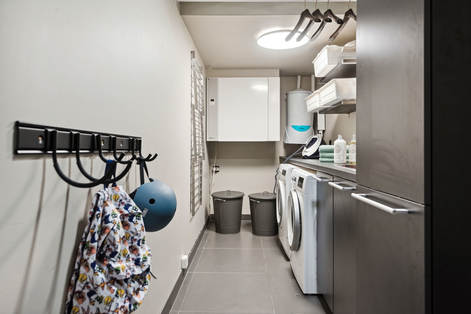 Eget vaskerom er luksus i hverdagen. Her er det god plass til å vaske, brette og sortere klær. Fra vaskerommet er det dør ut til garasjen, slik at du kan gå tørrskodd fra bilen og inn i boligen. Galleribilde