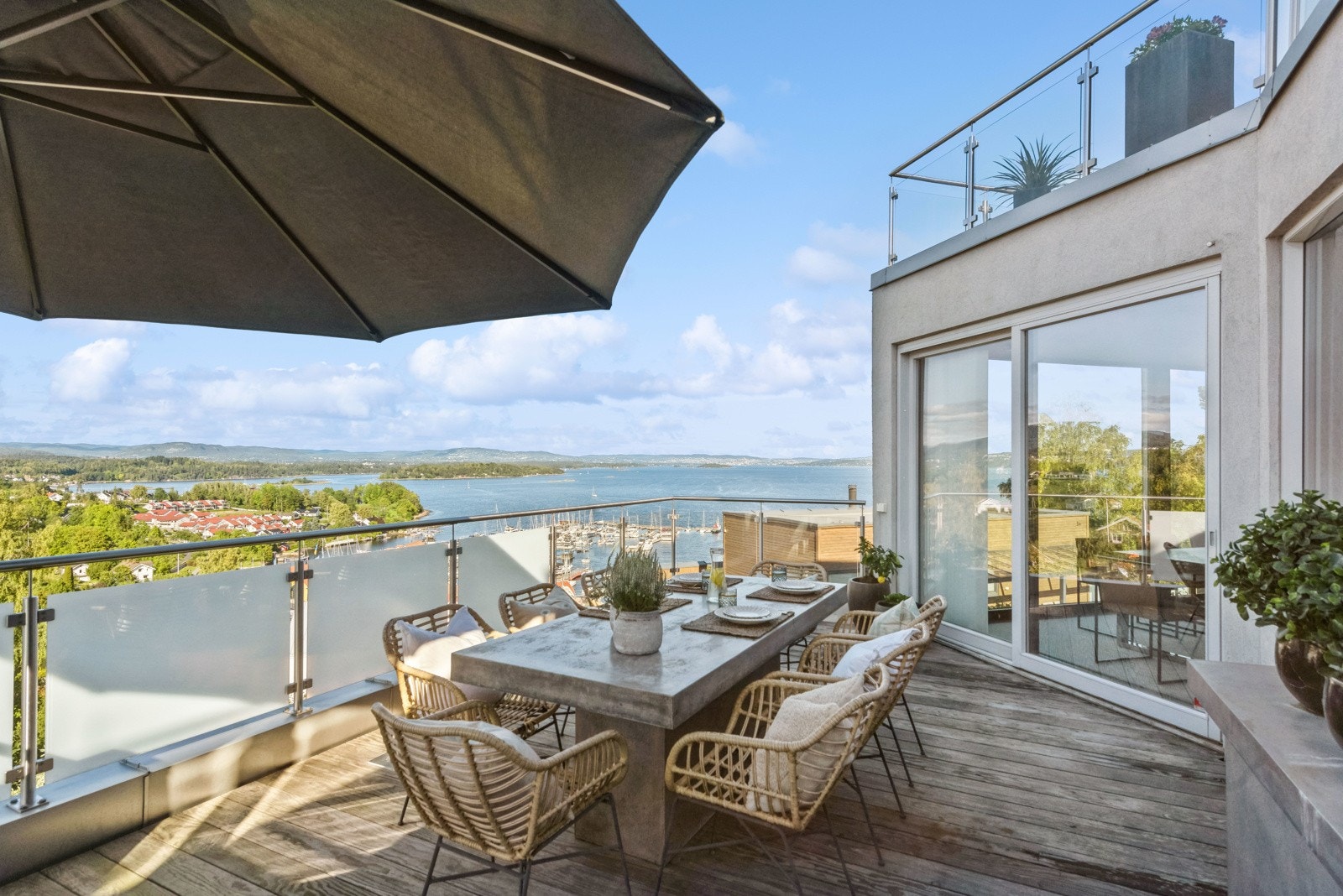 En heve/skyvedør tar oss ut på en stor balkong med vidstrakt utsikt og gode solforhold. Galleribilde