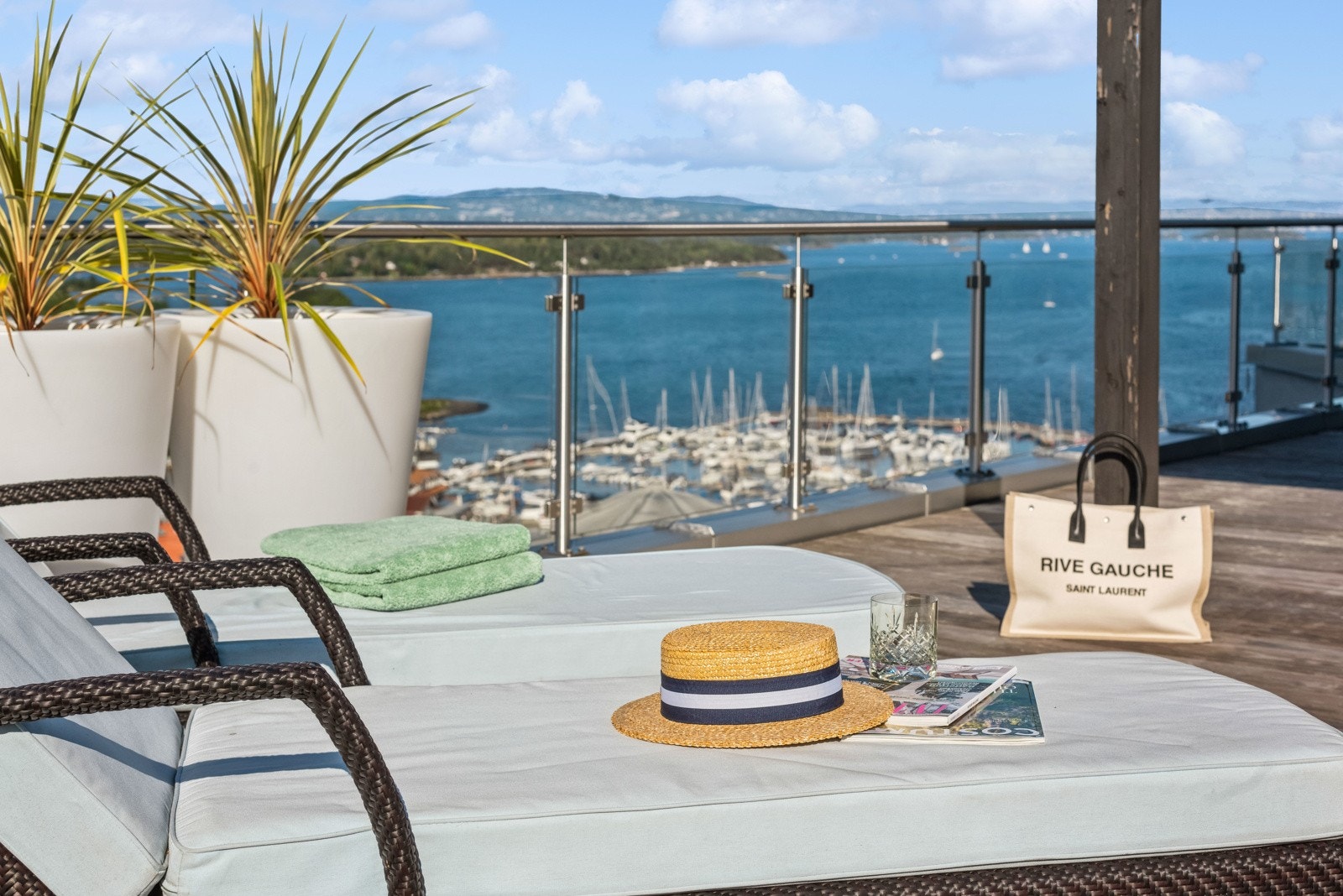 Nyt en varm sommerdag på solsengen mens du skuer utover sjøen - det gir hvilepuls det! Galleribilde