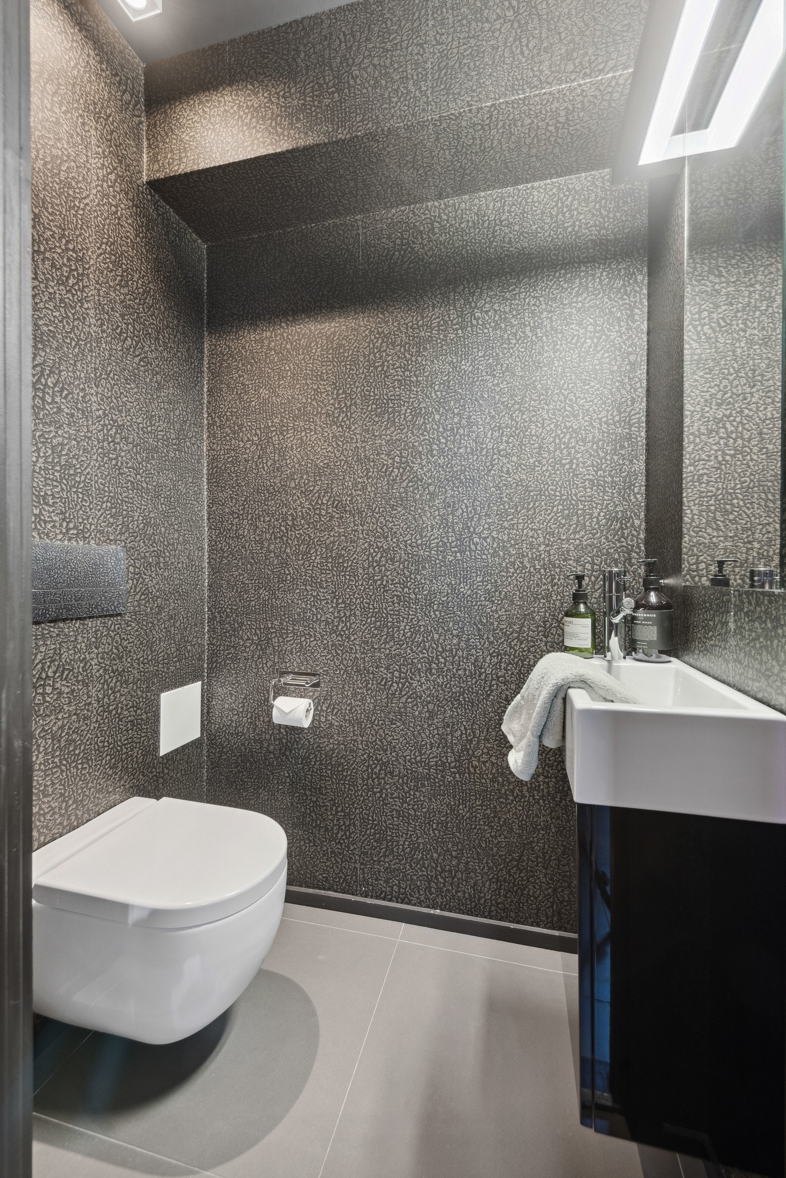 Det er også et flott gjestetoalett i hovedetasjen med adkomst fra kjøkkenet. Galleribilde