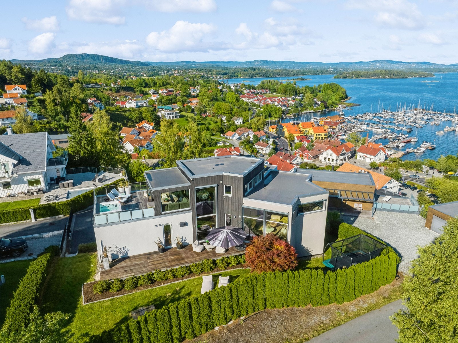 Boligen har gjennomgående store vindusflater som gjør at utsikten kommer til sin rett og at boligen oppleves som både lys og luftig. Galleribilde