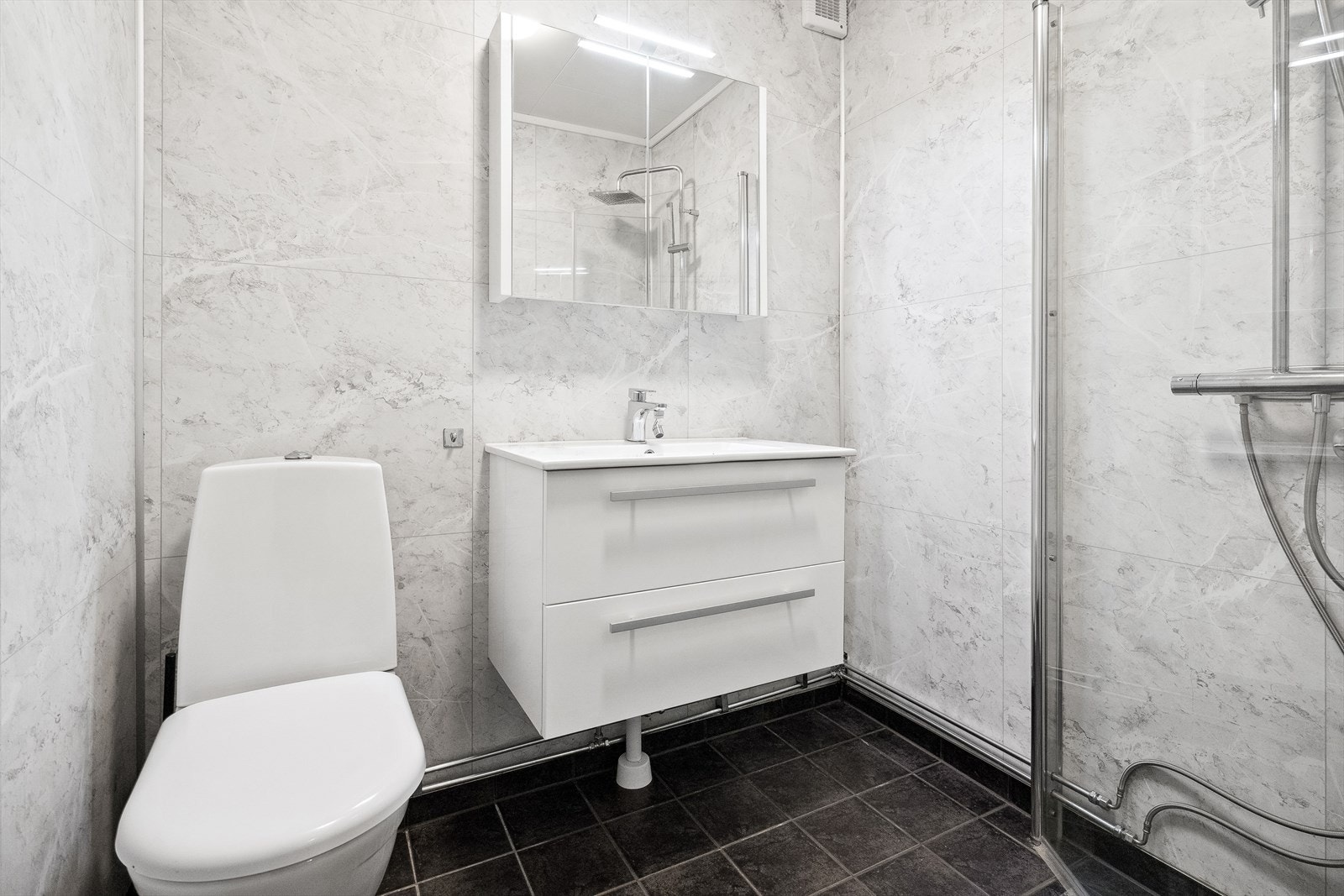 Badet er flislagt på gulv Galleribilde