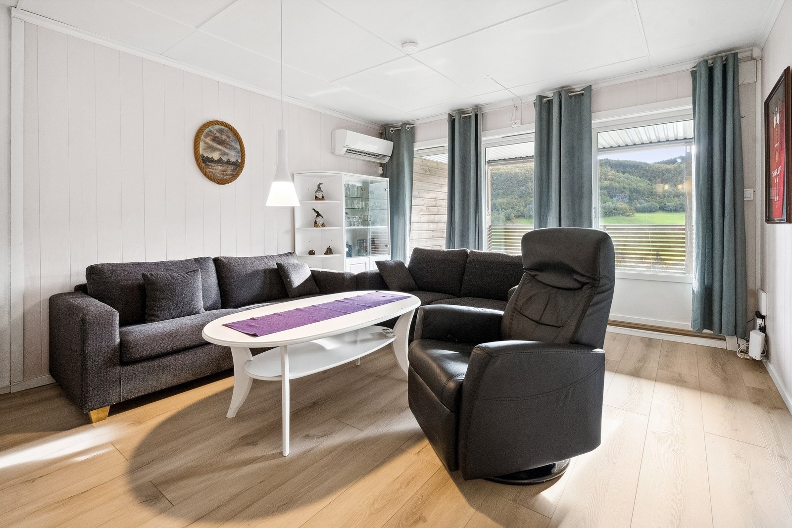 Velkommen til Svaleveien 32! Leiligheten ligger i første plan med stor terrasse og flott utsikt! Galleribilde