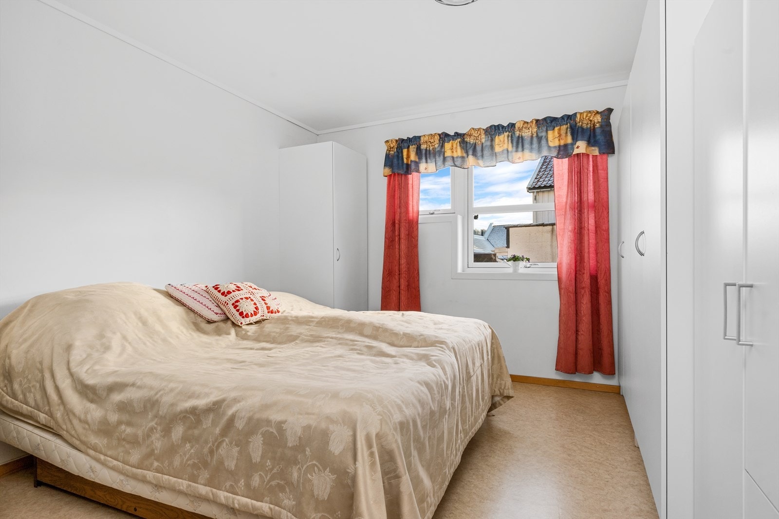 Godt med skapplass på hovedsoverom. Galleribilde