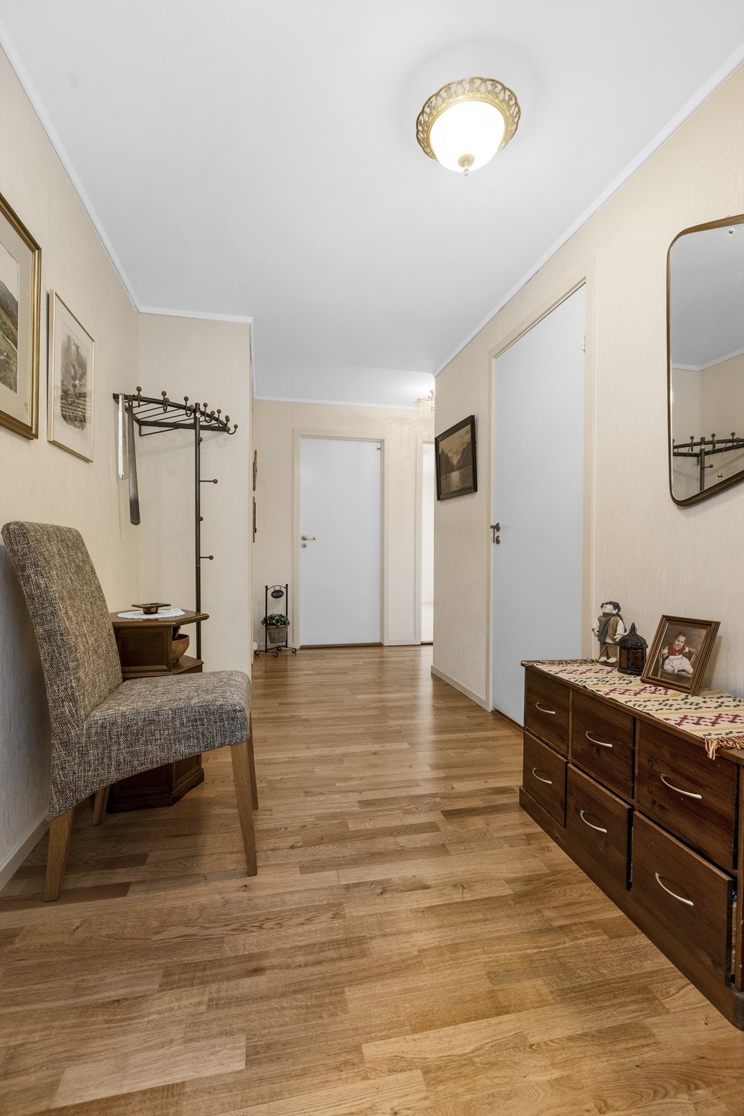 Velkommen inn! Leiligheten har en romslig gang. Galleribilde