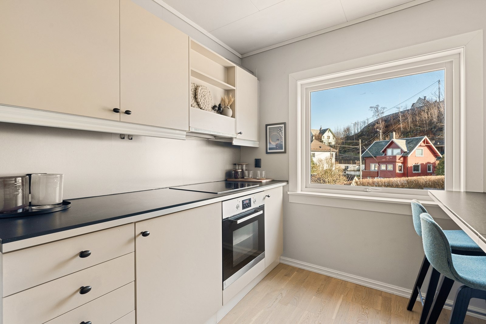 Stekeovn, ventilator og oppvaskmaskin er integrert. Galleribilde