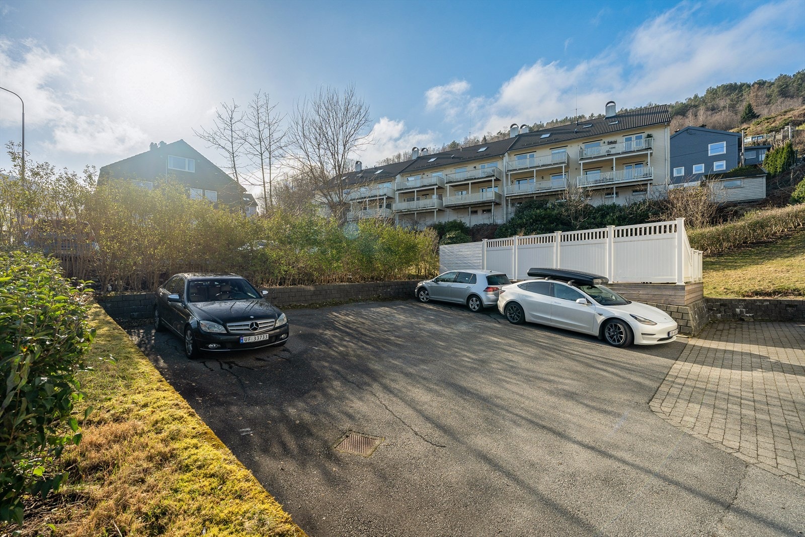 Leiligheten har fast parkeringsplass like ved inngangspartiet. Galleribilde