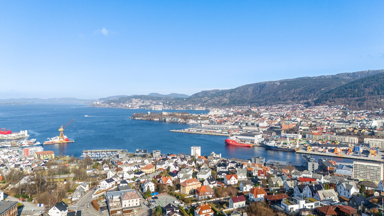 Fra leiligheten tar det ca. 10-12 minutter med buss til Bergen sentrum. Galleribilde