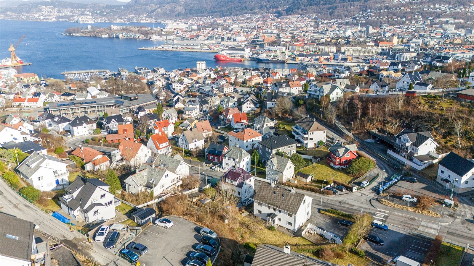 50 meter fra inngangspartiet ligger nærmeste busstopp. Galleribilde